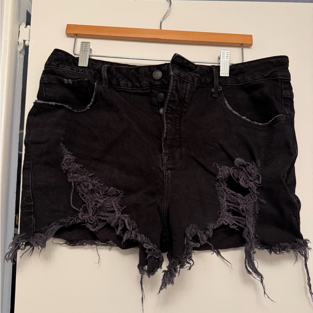 Good American black distressed shorts size 32